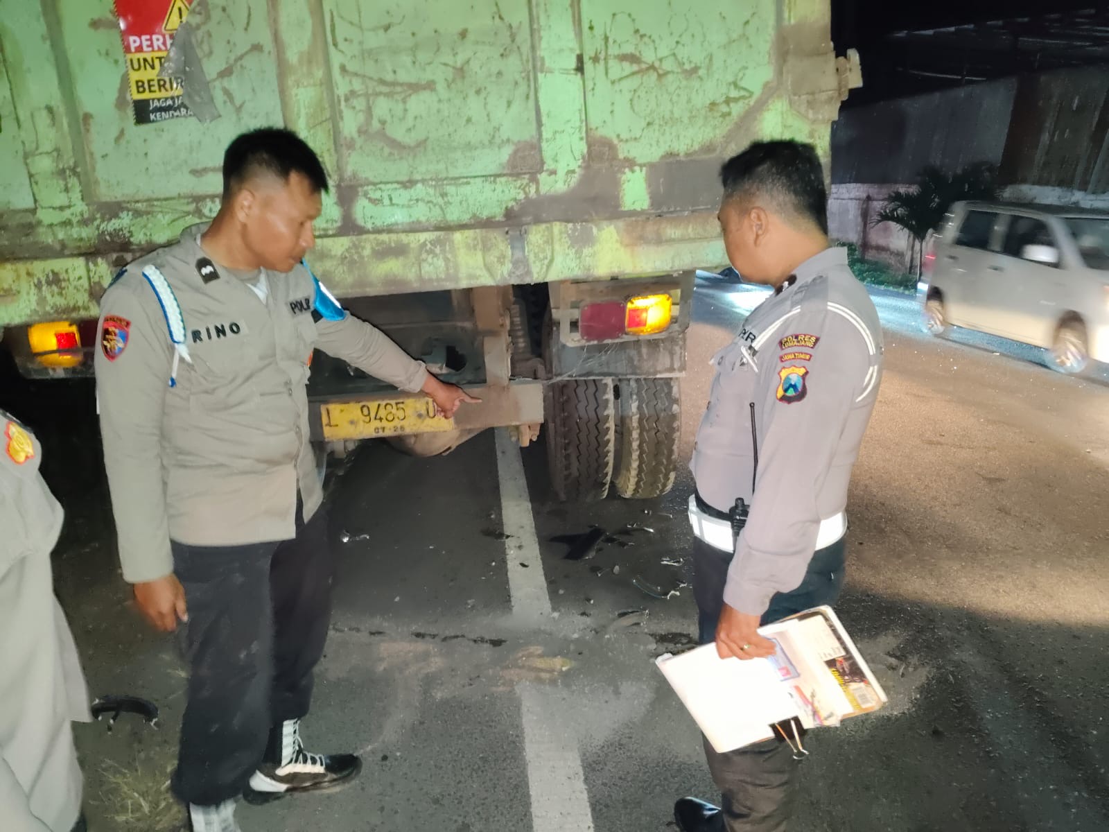 CEK: Pihak kepolisian setempat saat mengecek langsung kondisu laka motor vs truk trunton Hino. (DENDY FOR RAME)