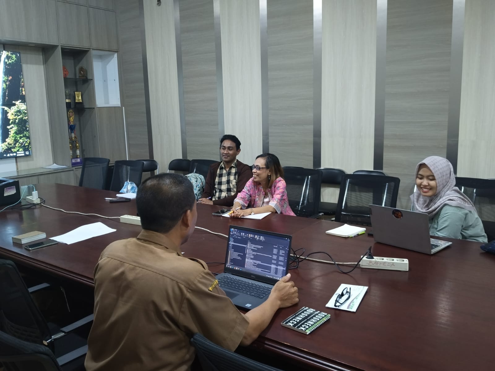 DATANGI: KPS2K Jawa Timur saat berkunjung ke pejabat daerah di Lumajang untuk mendorong pembentukan UPT PPA di melalui Bappeda Lumajang. (ADE APRYANIS/RAME)