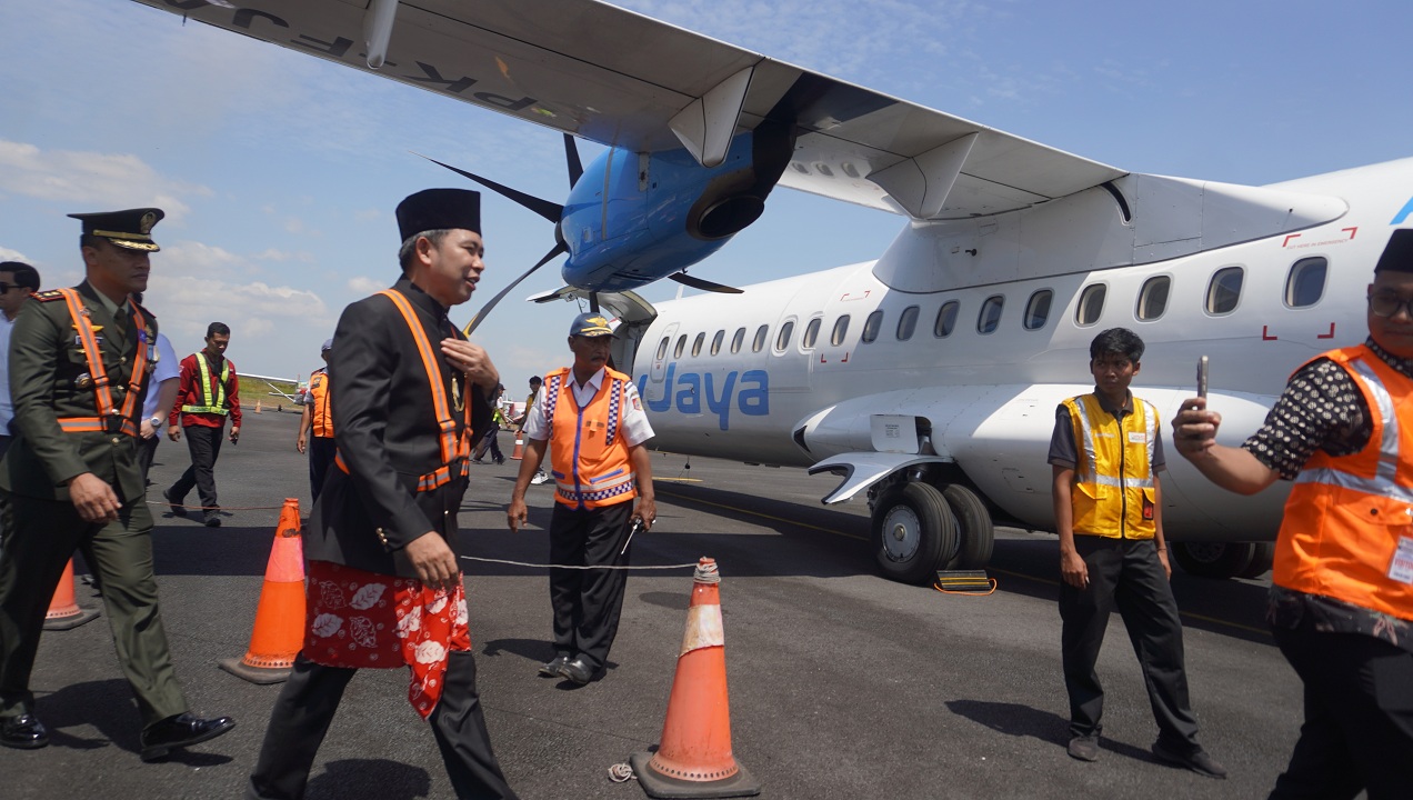HIDUPKAN JALUR UDARA: Maskapai Fly Jaya perdana mendarat di Bandara Notohadinegoro, tepat saat Hari Ulang Tahun Kemerdekaan Republik Indonesia ke-80, Minggu (17/8).