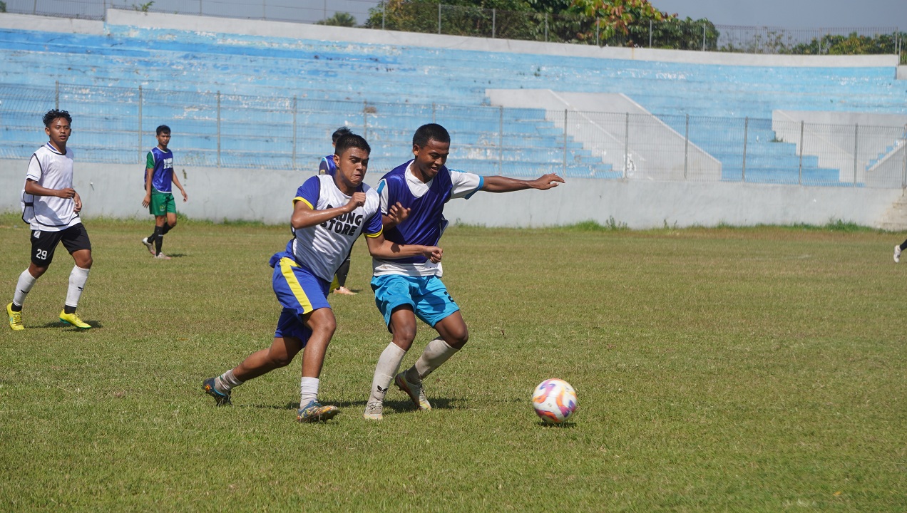 Para peserta seleksi Persid Jember kala menjalani uji coba bertanding di Stadion Notohadinegoro, Minggu (17/8) lalu. Kamis besok, menjadi latihan perdana Persid dalam menyongsong persiapan Liga 4.