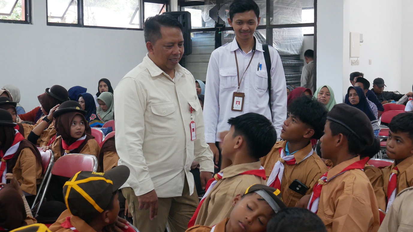 MULAI PEMBELAJARAN: Direktur RSPD Kemensos RI M.O Royani menyapa para siswa SRT 6 Jember sebelum pembukaan MPLS, Jumat (15/8).