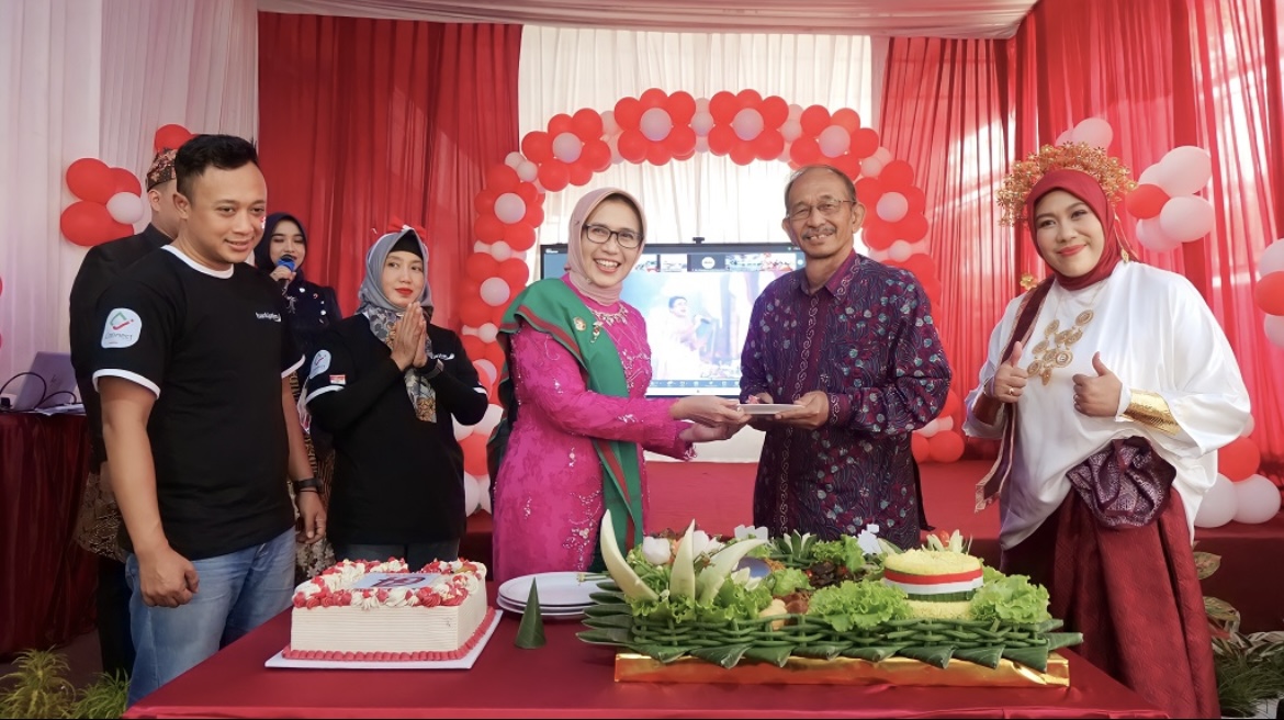 RAYAKAN: Bupati Lumajang Indah Amperawati saat menghadiri perayaan HUT ke 64 Bank Jatim, akhir pekan lalu. (KOMINFO FOR RAME)