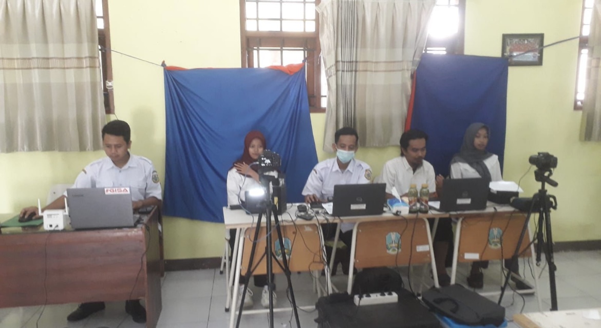 BERKUMPUL: Sejumlah pelajar saat mengikuti proses perekaman E-KTP yang dilakukan di kantor Dispenduk Bondowoso.(DISPENDUKCAPIL BONDOWOSO)