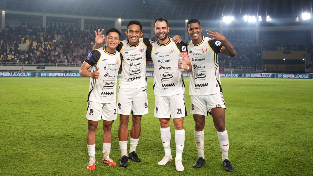 Jordi Amat dan Rizky Ridho ketika merayakan kemenangan Persija di kandang Persis Solo (DOK I LEAGUE)