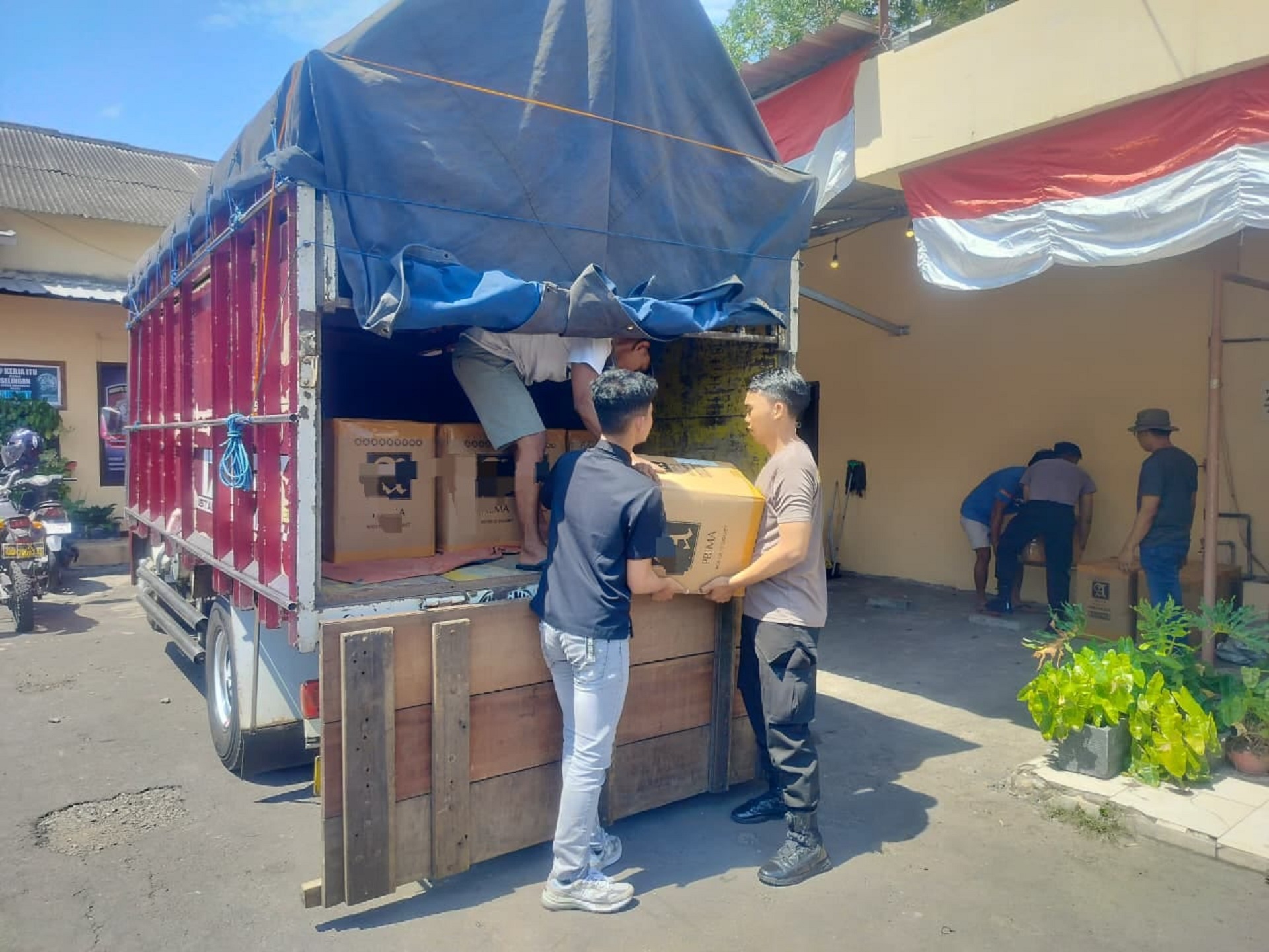 SIGAP: Tim Alap-Alap Satuan Samapta Polres Jember mengamankan truk muatan miras jenis arak Bali, kemarin.