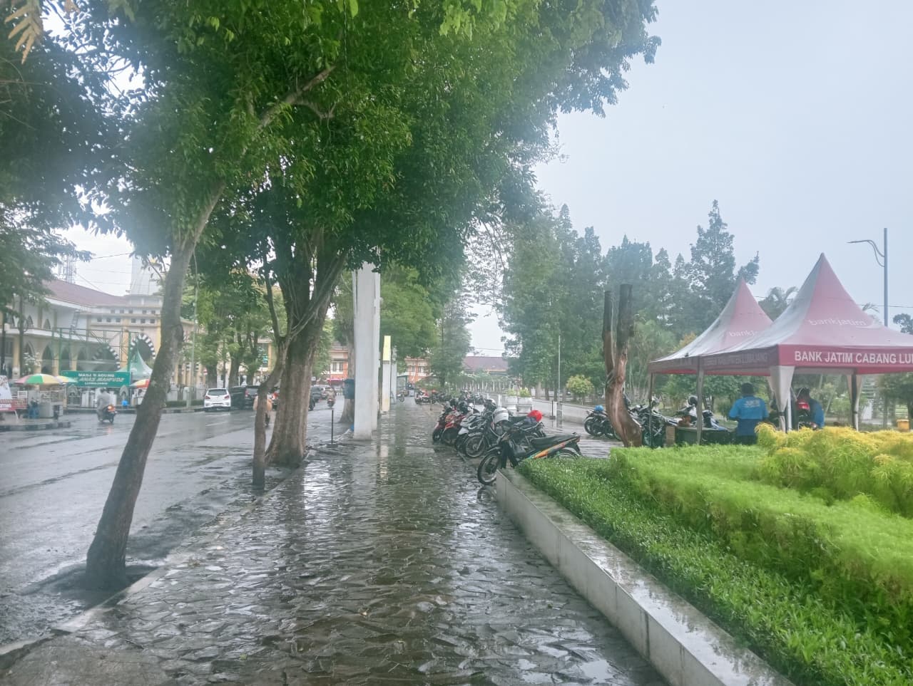 DIRENOVASI: Penampakan pedestrian Alun-alun Lumajang yang mulai terkelupas. Rencananya tahun ini bakal dilakukan rehabilitasi. (ATIEQSON MAR IQBAL/RAME)