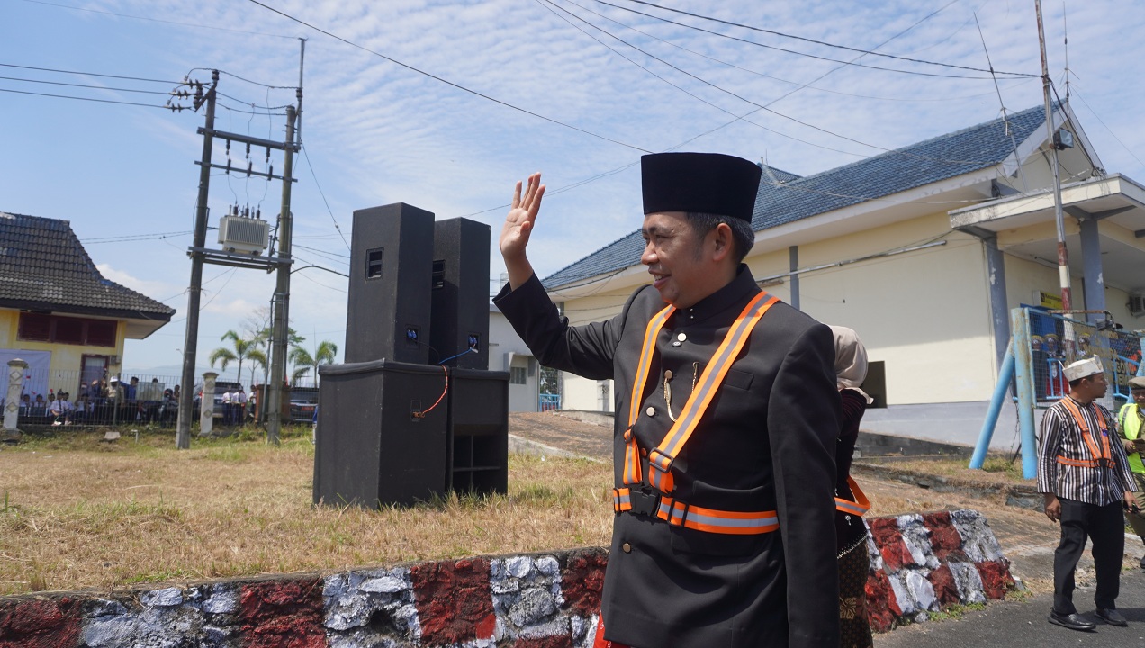 TEROBOSAN: Bupati Jember Muhammad Fawait meresmikan penerbangan Jember-Jakarta di Bandara Notohadinegoro, 17 Agustus kemarin.