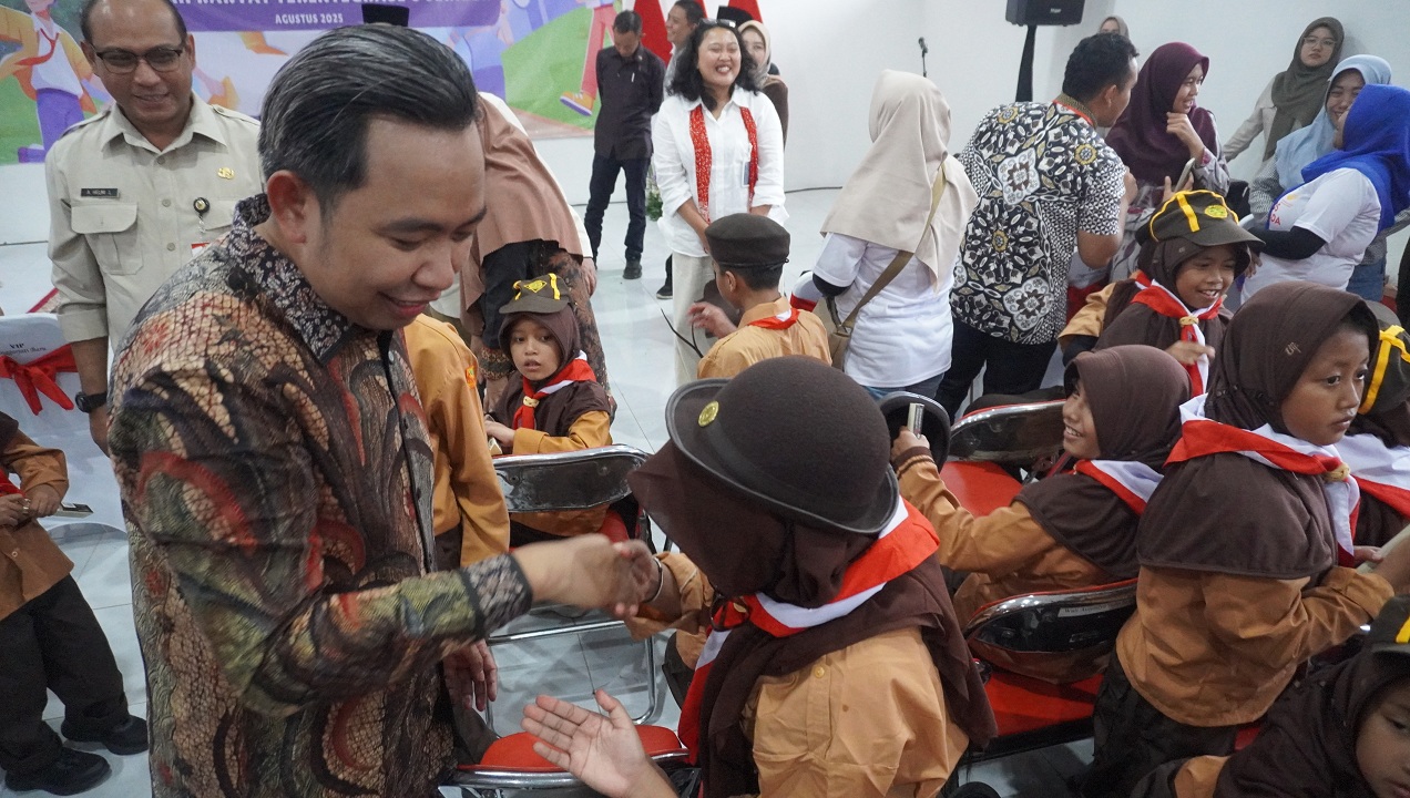 GEDUNG SEMENTARA: Bupati Fawait saat menyapa anak-anak di Sekolah Rakyat Terintegrasi 6 Jember di kompleks Kantor Dinas Pendidikan Jember, saat hari pertama masa pengenalan lingkungan sekolah, (15/8).