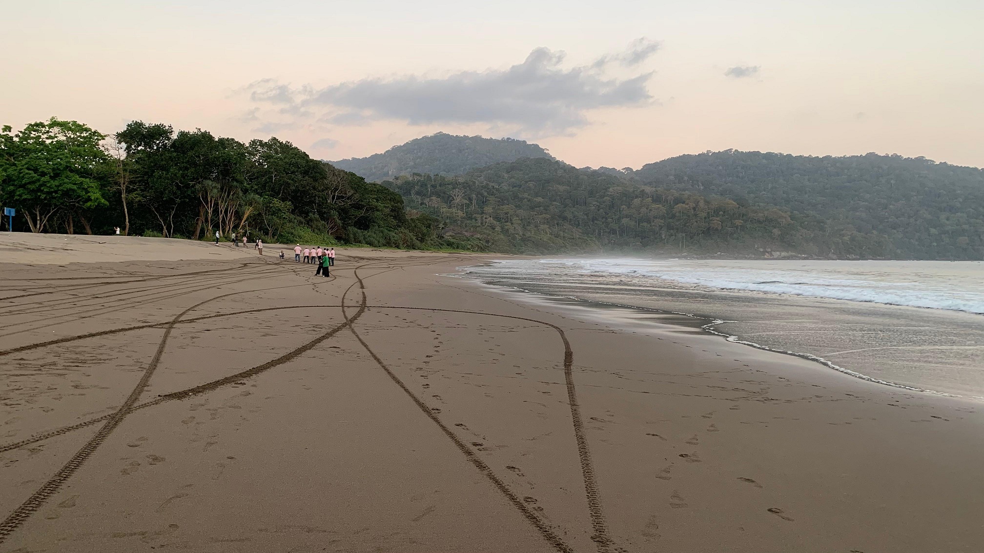 SERING DIKUNJUNGI: Panorama Pantai Bandealit, Desa Andongrejo, Kecamatan Tempurejo. Setelah adanya aliran listrik dan pengaspalan jalan, pokdarwis setempat optimistis kunjungan wisata akan meningkat.