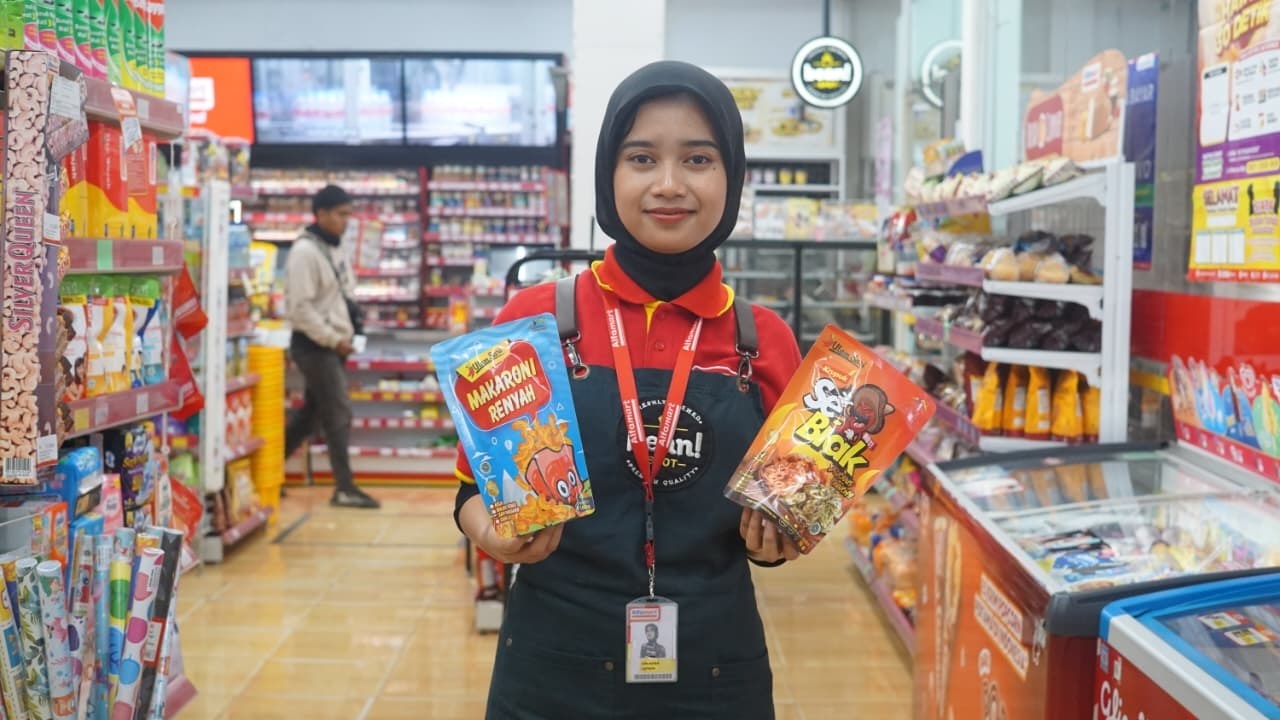 UNTUK UMKM: Produk dari UMKM juga terdapat di seluruh gerai Alfamart. Pada momen Hari UMKM pada bulan Agustus ini Alfamart mengajak konsumen mendukung produk lokal.