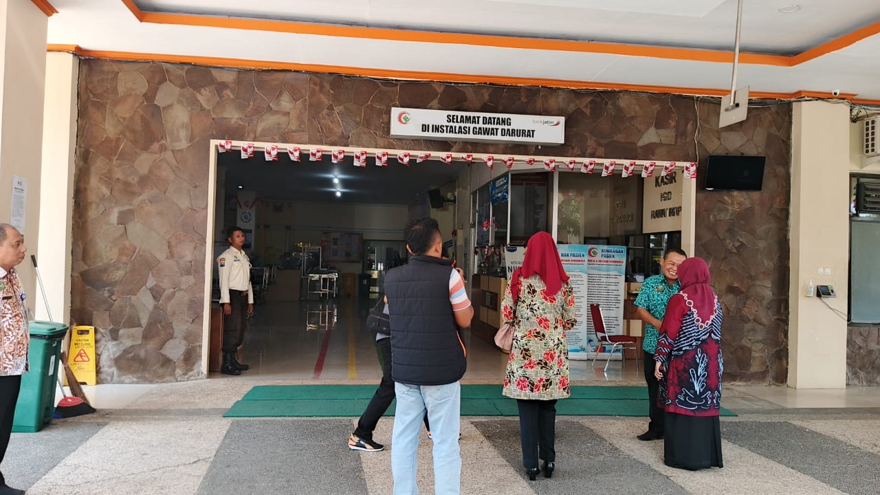 LANGSUNG DIRUJUK: Kondisi diluar IGD RSUD RSUD dr. Koesnadi Bondowoso kemarin, usai korban MD dirujuk dari Puskesmas Grujugan akibat luka yang cukup parah.