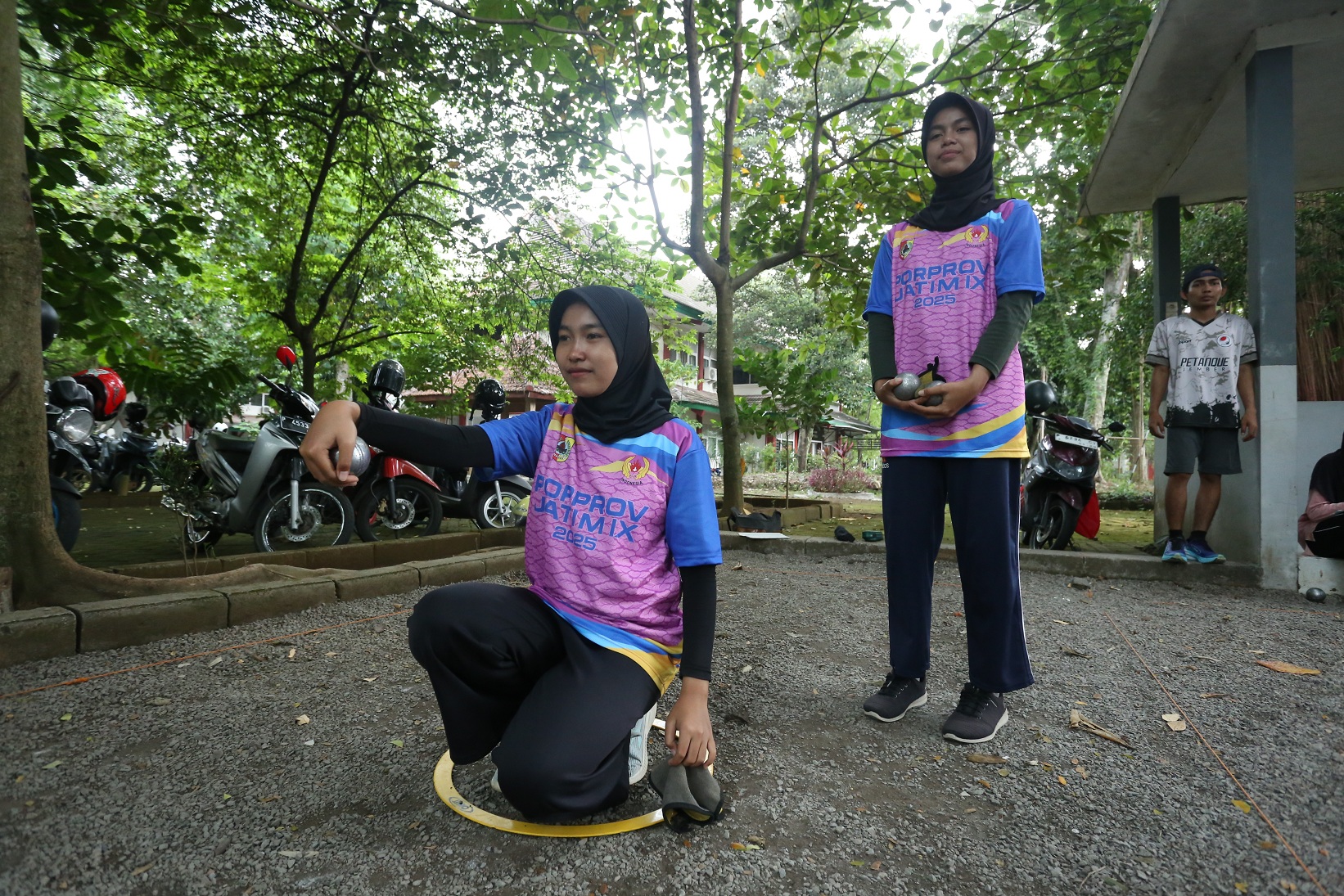 PERLU FIPERHATIKAN: Cabor petanque tengah berlatih di lapangan Unej sebelum menghadapi Porprov Beberapa waktu lalu.