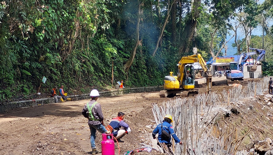DIKEBUT: Pemasangan tulangan/capping beam untuk penguat penahan jalan di Km 36.800, Dusun Gumitir, Desa Sidomulyo, Kecamatan Silo, terus digarap, kemarin.