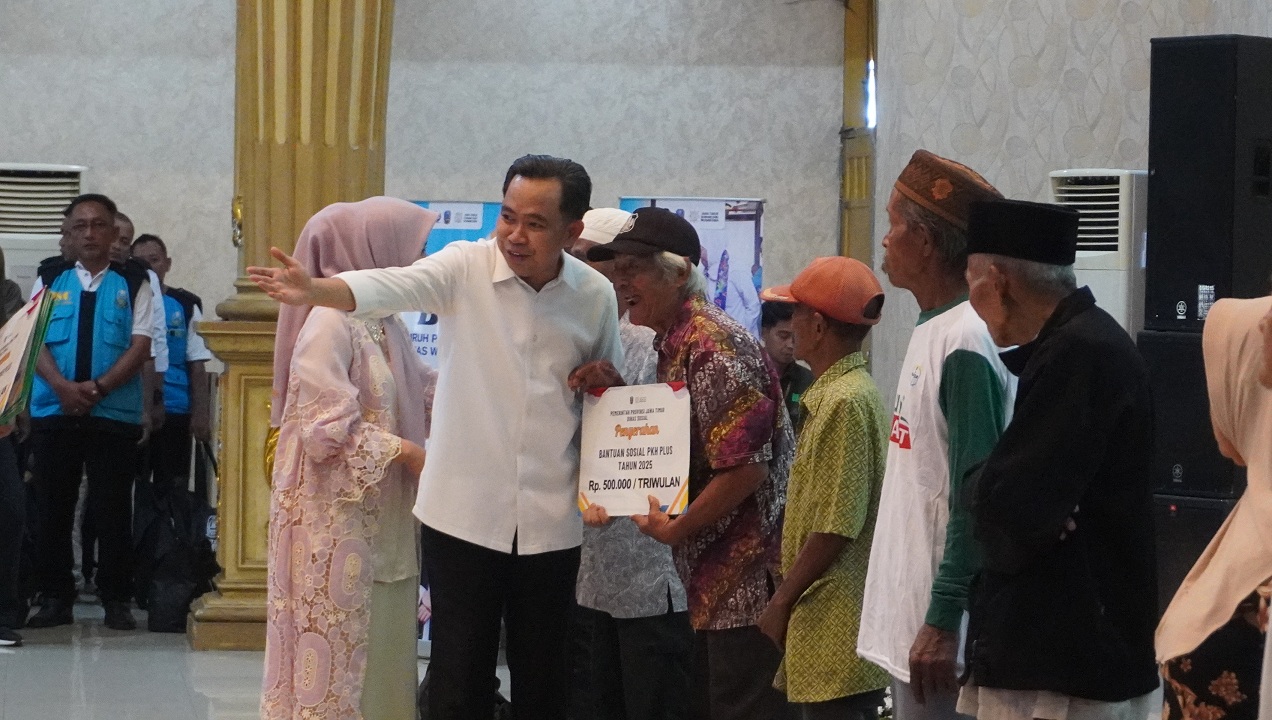 SINERGI ATASI KEMISKINAN: Bupati Fawait saat menyalurkan bantuan sosial PKH plus dari pemprov ke masyarakat kurang mampu, di pendapa, beberapa pekan lalu (31/7).