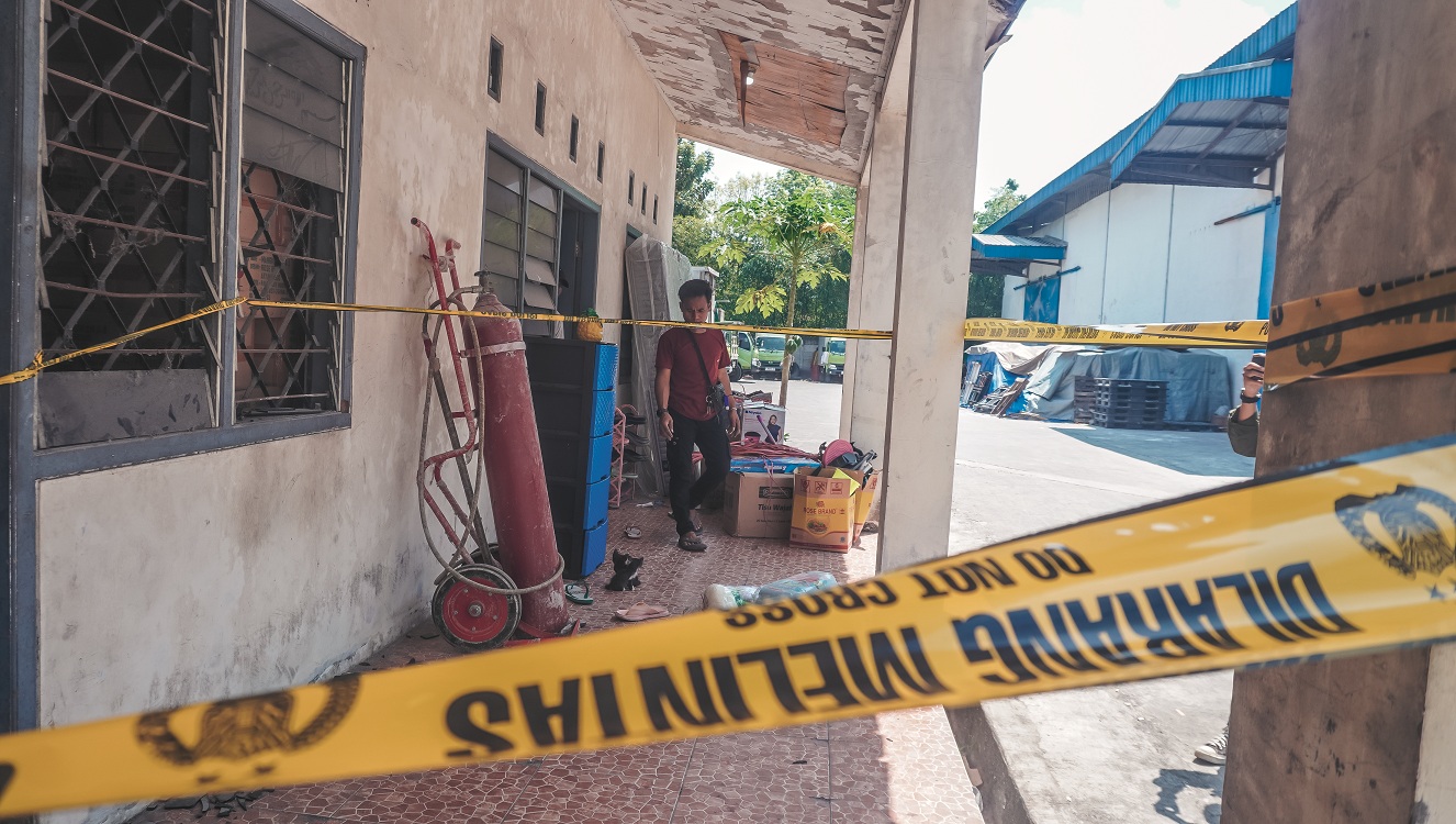 POLICE LINE: Di ruang mes PT Sungai Budi, distributor tepung, Febri Arisandi mengakhiri hidup dengan gantung diri, dan ditemukan kemarin.