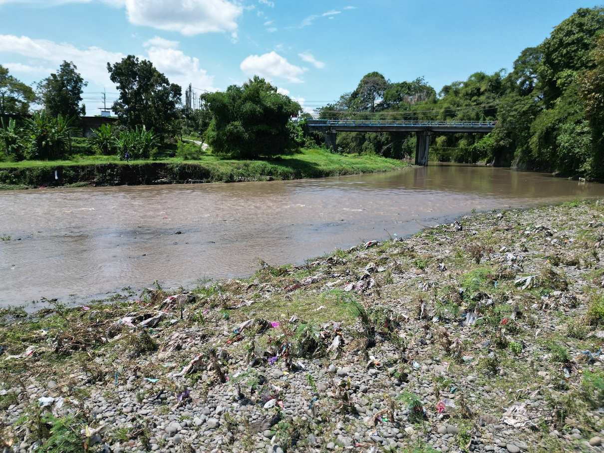 BERSIHKAN SUNGAI: Kondisi sungai Bedadung, di Kecamatan Kaliwates Jember cukup kotor, kemarin.