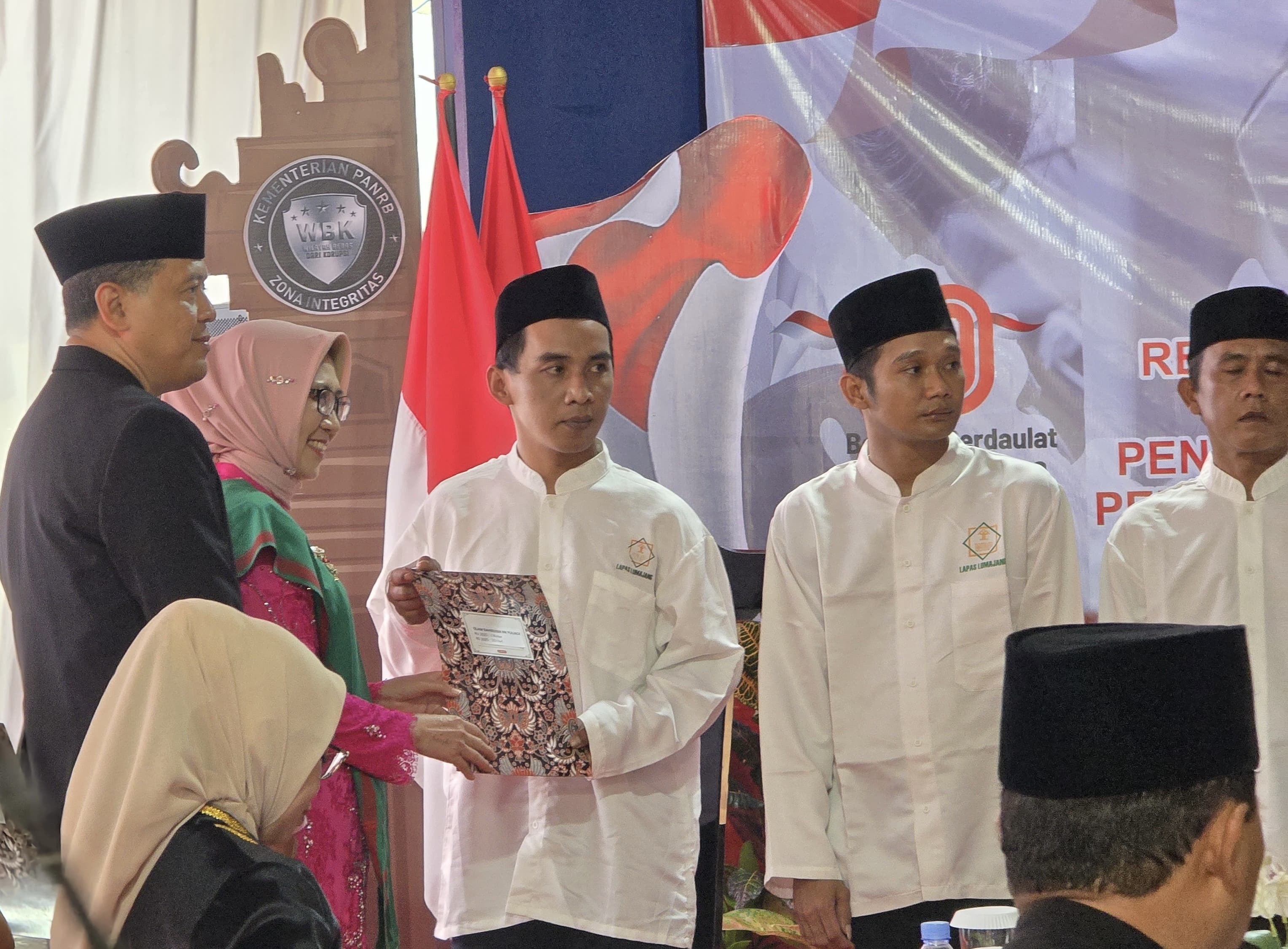 LEGA: Beberapa warga binaan pemasyarakatan (WBP) saat mendapatkan remisi kemerdekaan beberapa waktu lalu. (FURQONI FOR RAME)