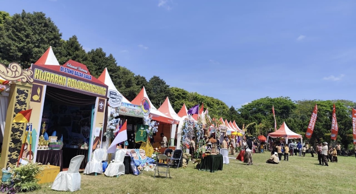 JUALAN: Sejumlah pelaku UMKM saat berjualan di Alun-alun Lumajang. (ATIEQSON MAR IQBAL/RAME)