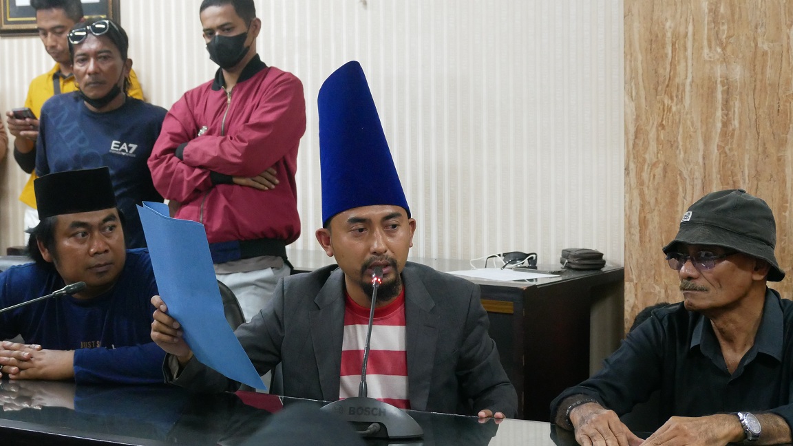 SAMPAIKAN ASPIRASI: Massa aksi dari Jember Against Corruption menyampaikan aspirasi di DPRD Jember, kemarin. Mereka mendesak kejelasan kasus dugaan korupsi Sosperda.