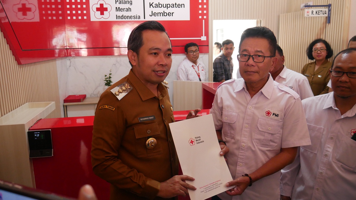SERAHKAN SK PLT: Bupati Jember Muhammad Fawait (kanan) menyerahkan SK Penunjukkan Plt Ketua PMI Jember kepada Sekretaris PMI Jember Zainollah di Markas PMI, kemarin.