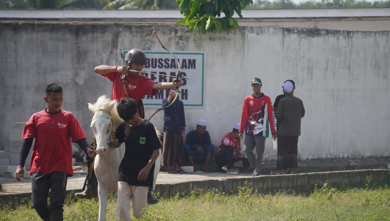 MEMBIDIK: Sejumlah santri mengikuti lomba berkuda memanah Liga Santri di Ponpes Babussalam, Desa/Kecamatan Tempurejo, Minggu (24/8).