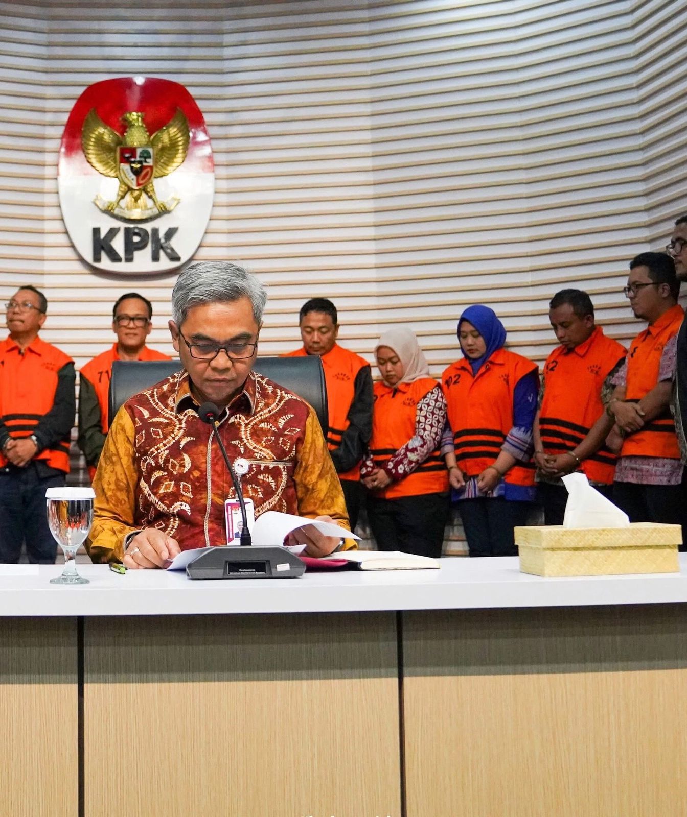 TERSANGKA : Pimpinan KPK saat pers rilis  penetapan tersangka kasus dugaan korupsi, dengan para tersangka yang telah mengenakan rompi oranye. ( source: SitaToday )