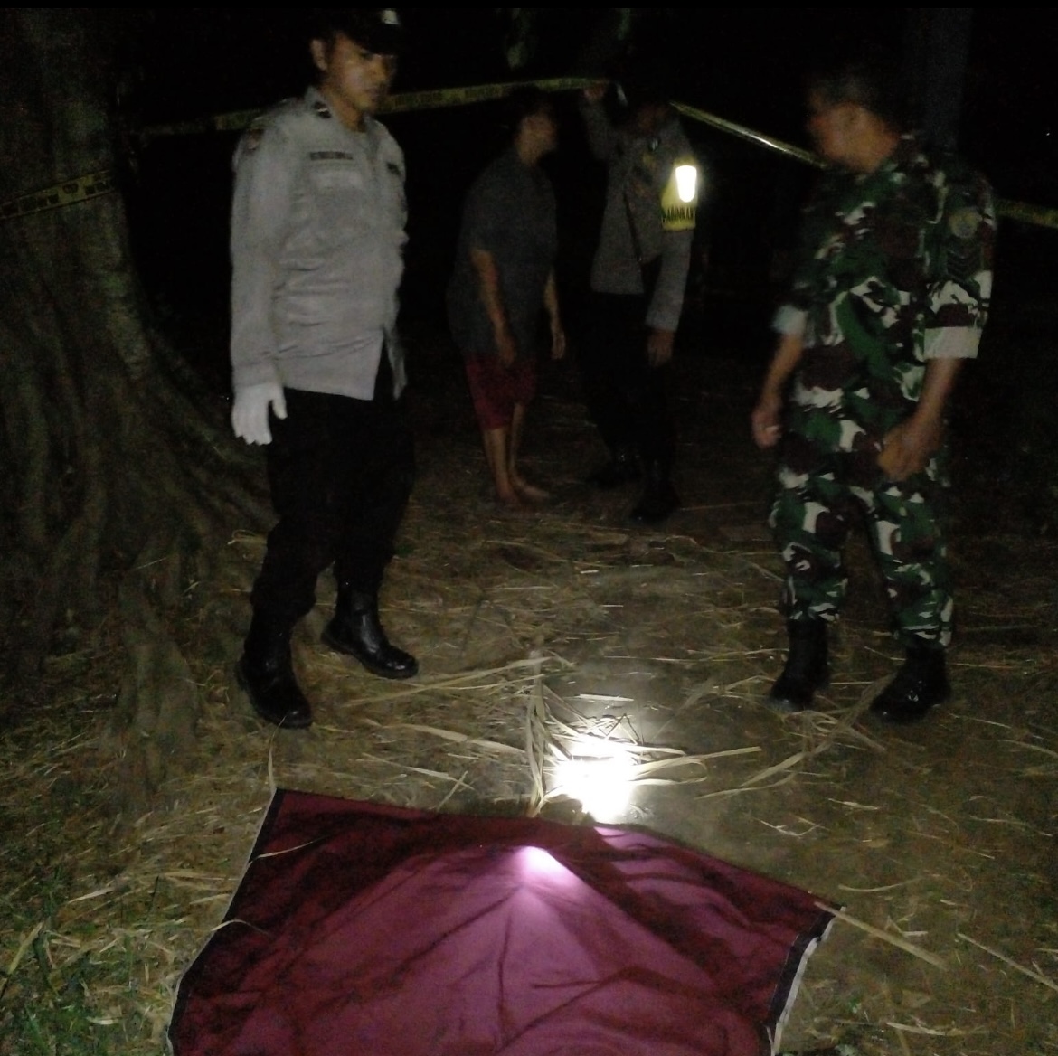 EVAKUASI: Sejumlah pihak kepolisian saat melakukan evakuasi mayat bayi di Desa/Kecamatan Rowokangkung. (POLRES LUMAJANG FOR RAME)