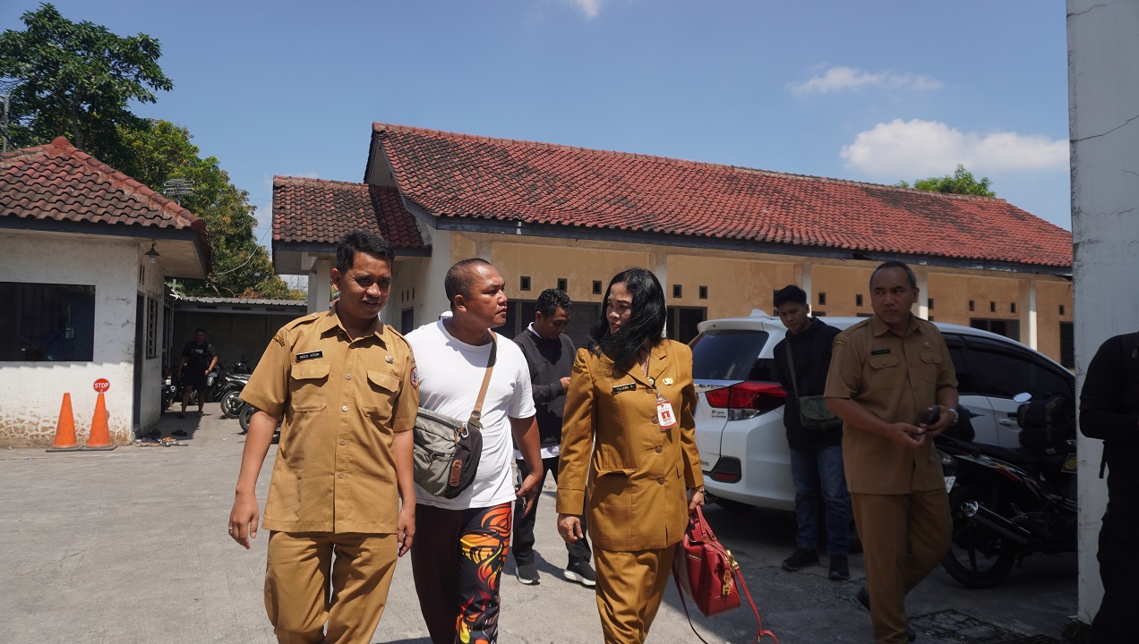 KLARIFIKASI: Disnaker Jember dan Disnakertrans Jatim mendatangi Pabrik Distributor Tepung PT Sungai Budi, tempat ditemukannya karyawan yang gantung diri di mes.