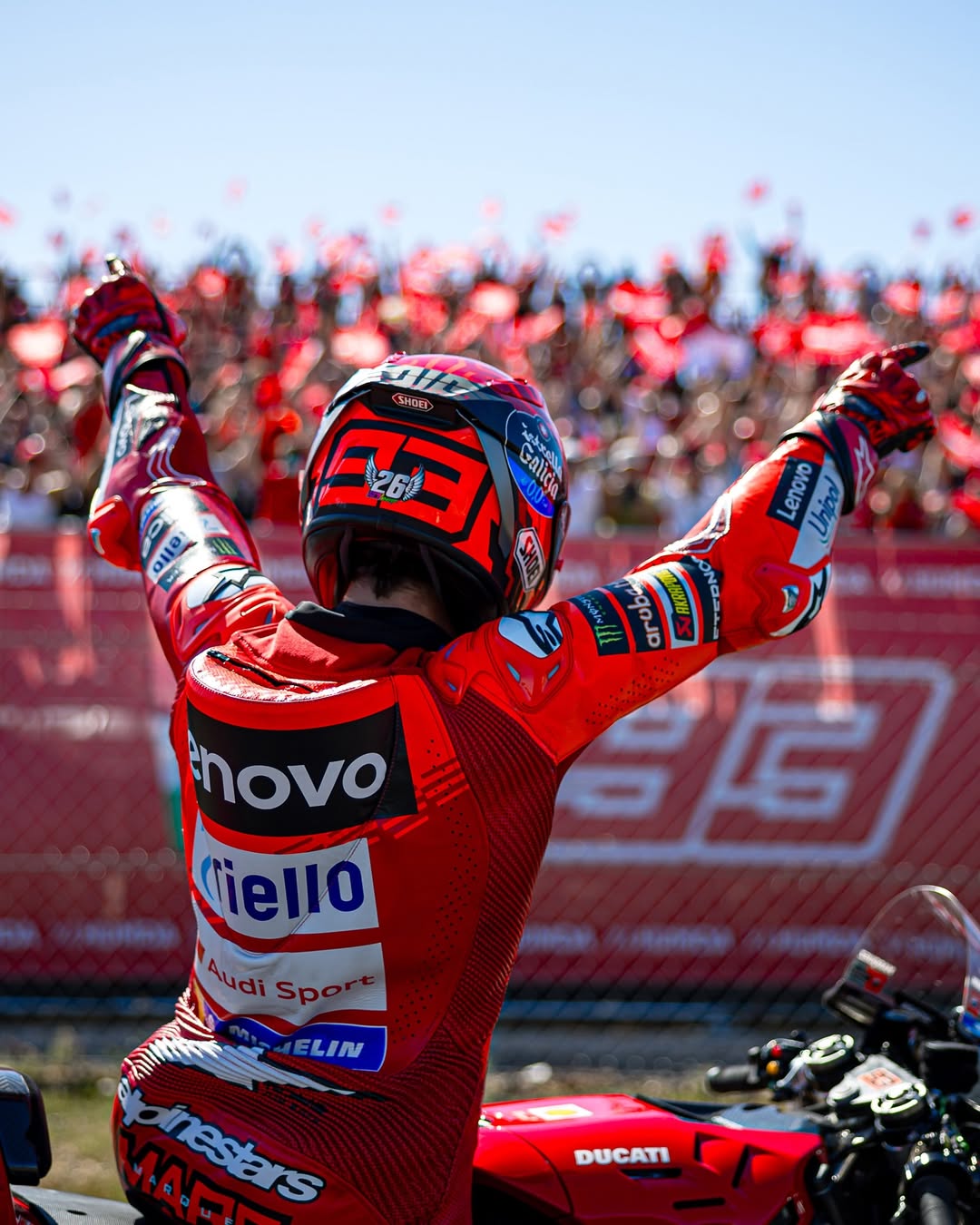 Marc Marquez menyapa fans di Sirkuit Balaton Park, MotoGP Hungaria.