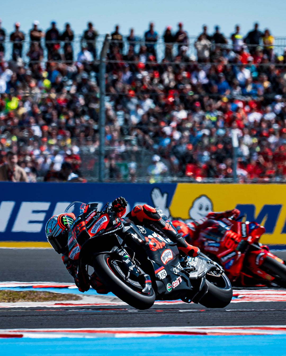 Bos Aprilia, Massimo Rivola, peringatkan pembalapnya agar tak memberi kesempatan kepada Marc Marquez. 