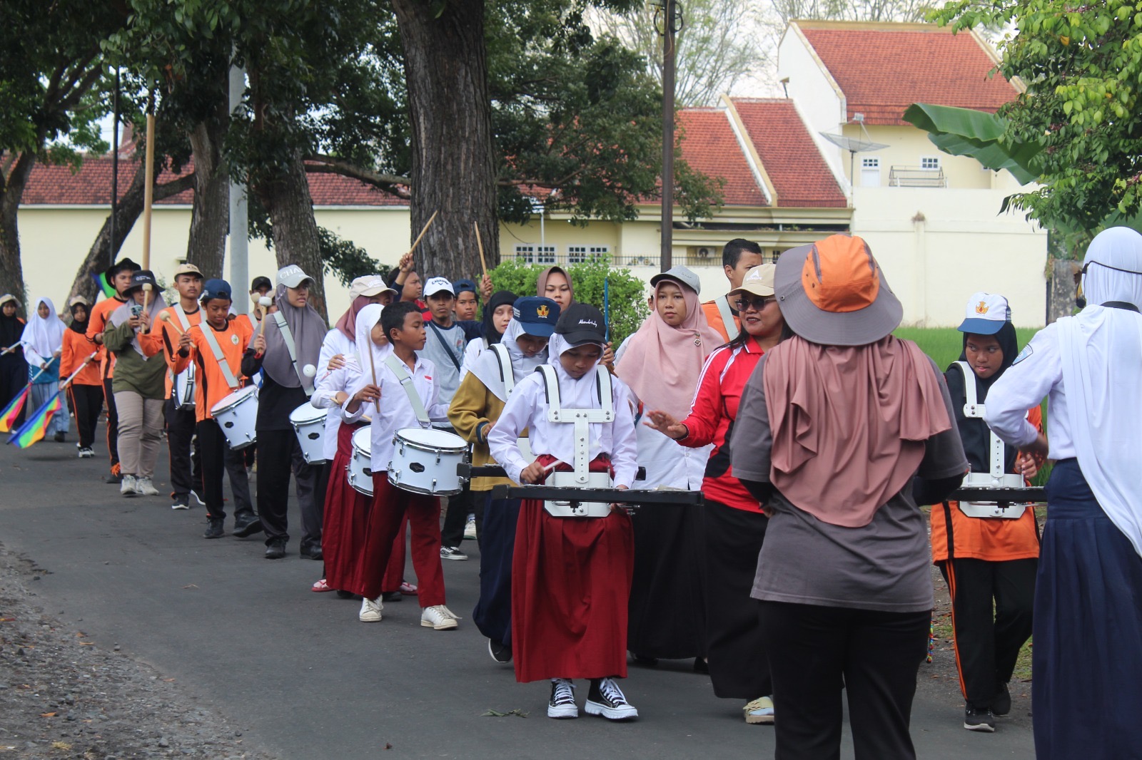 MEMUKAU: Siswa sekolah luar biasa (SLB) mampu memberikan performa dalam pelaksanaan peringatan kemerdekaan RI Ke-80. (ALFIN FOR RAME)