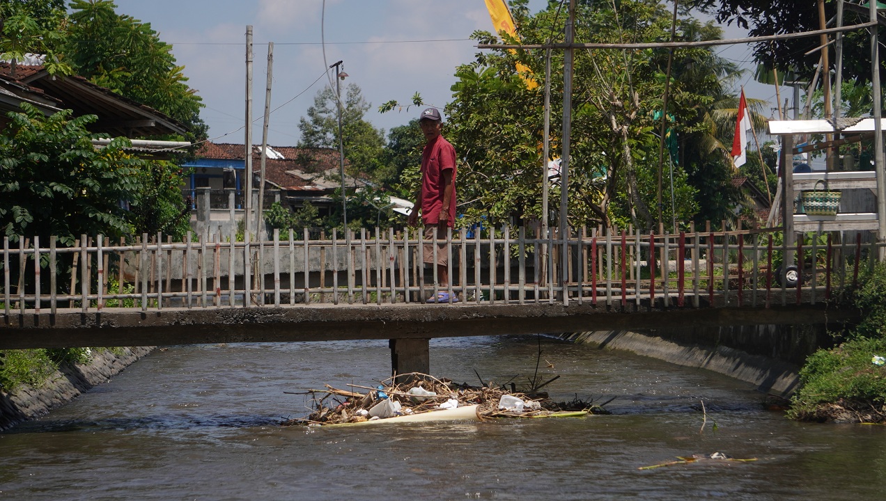 Kali Kotok di Dusun Kloncing, Kelurahan Karangrejo, Kecamatan Sumbersari, pada akhir 2024 silam dipenuhi sampah. Setelah dibersihkan, kini kembali ada tumpukan sampah, Senin (25/8).