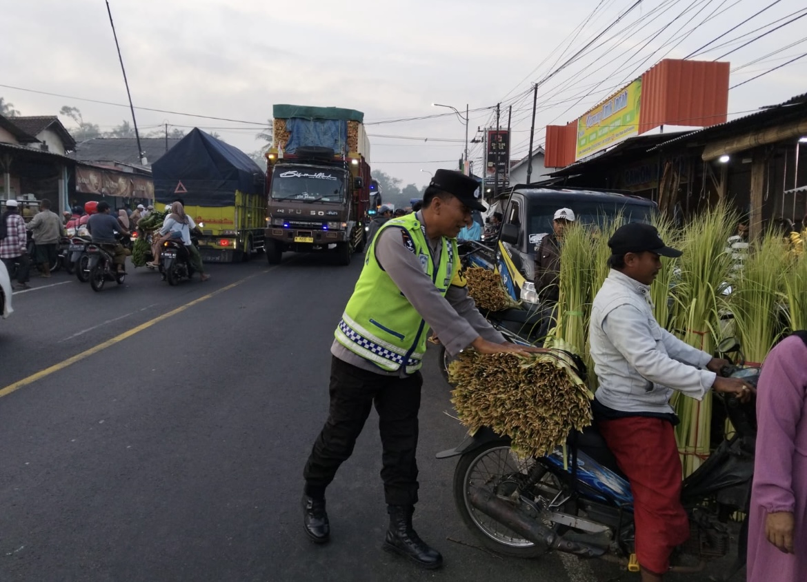 TATA: Sejumlah anggota kepolisian saat menertibkan pedagang yang berjualan di badan jalan di pasar buah Desa/Kecamatan Ranuyoso. (ATIEQSON MAR IQBAL/RAME)