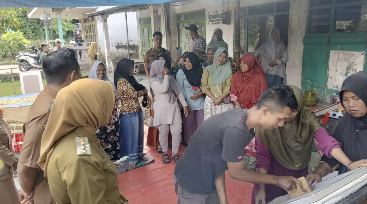 SURVEI: Salah satu petugas yang melakukan survei warga untuk penyusunan data tunggal sosial ekonomi nasional (DTSEN). (ATIEQSON MAR IQBAL/RAME)