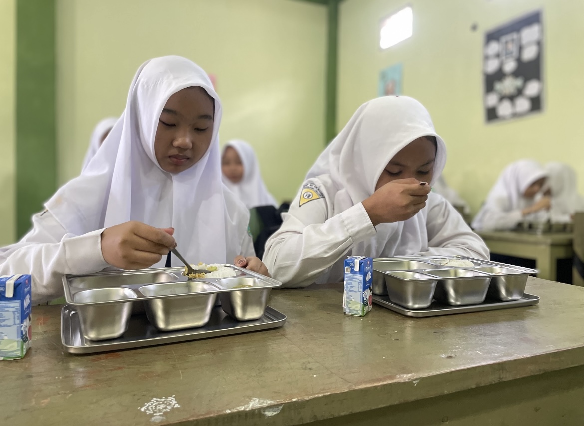 DINIKMATI: Siswa Mts di Desa Karanganom, Kecamatan Pasrujambe langsung menyantap makan bergizi gratis (MBG) yang telah sediakan SPPG Pasrujambe. (ADE APRYANIS/RAME)