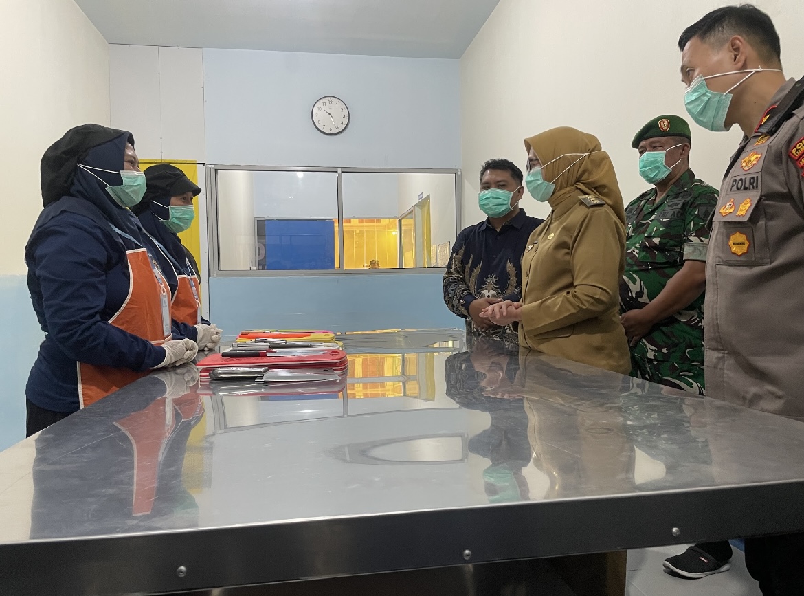 DICEK: Bupati Lumajang, Indah Amperawati Masdar, saat melihat ruang produksi MBG dan memastikan semua peralatan higenis. (ADE APRYANIS/RAME