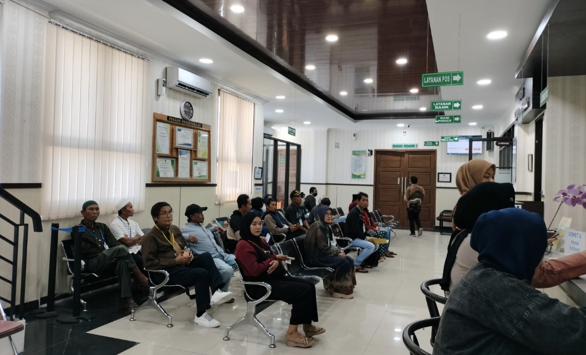 MENUNGGU: Sejumlah peserta sidang saat mengantre giliran sidang di PA Bondowoso. Setiap ada medianya ternyata tidak pernah ada jalan terang terkait kesepakatan. (YUNITA SETYOWATI/RADAR IJEN)