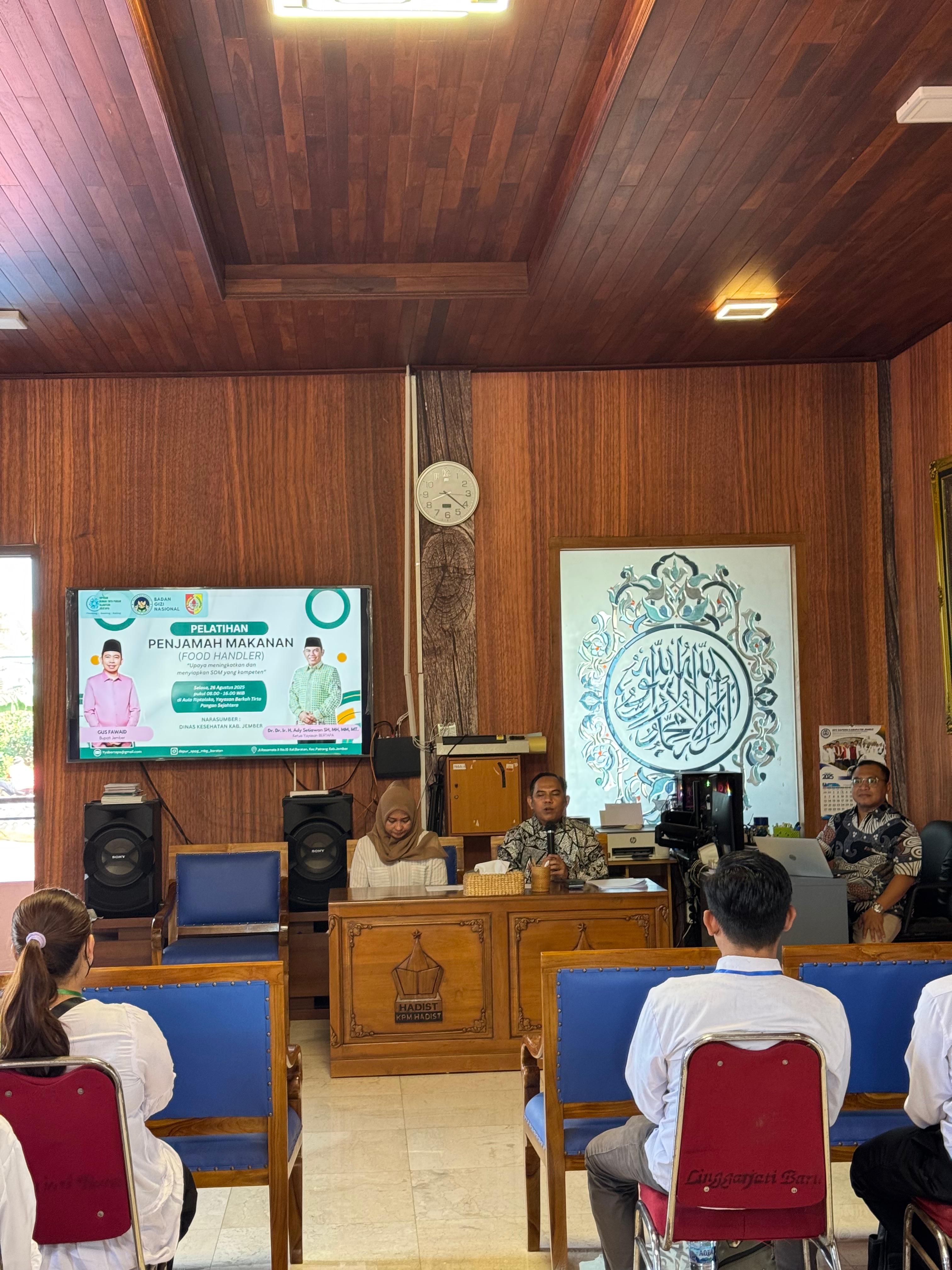 BERI PENJELASAN: Owner Ady Setiawan secara serius memberikan penjelasan dan pemahaman akan standart higienis dalam pelatihan penjaminan makanan