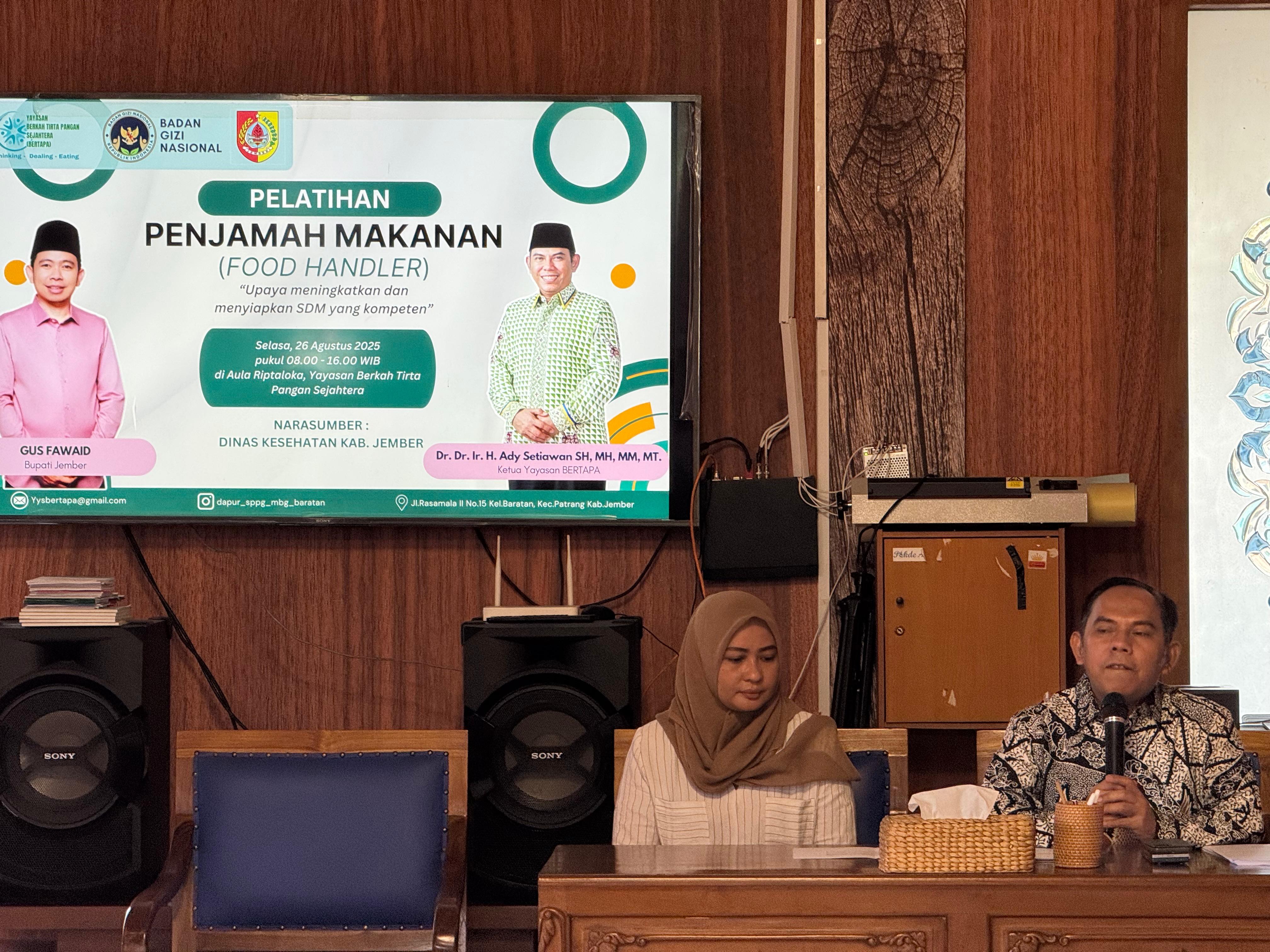 CINTA JEMBER: Owner SPPG Baratan, Ady Setiawan (paling kanan) ketika memberikan penjelasan dalam pelatihan penjaminan makanan