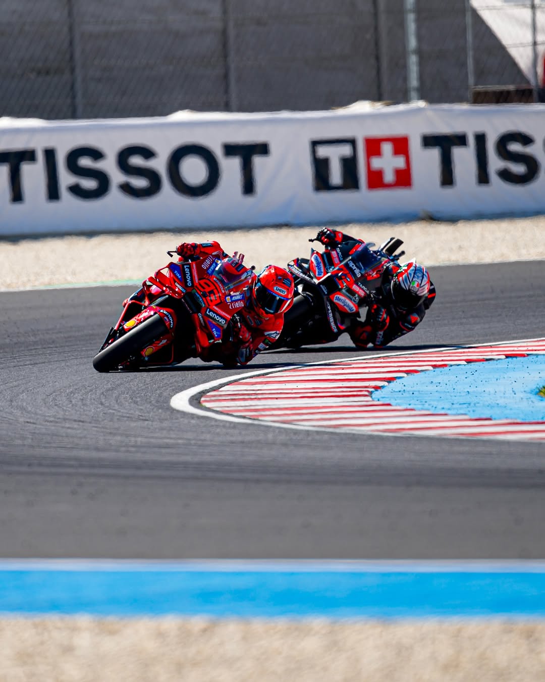 Duel sengit perebutan P1 antara Marc Marquez dan Marco Bezzecchi di Balaton Park.