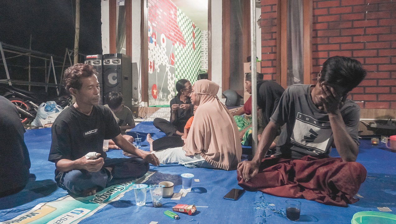 BERCERITA: Ayah korban, Kuswadi (kiri) menceritakan kondisi anaknya, Febrian Arisandi, sebelum ditemukan meninggal. Sementara ibu dan kakak korban tak kuasa menahan tangis.