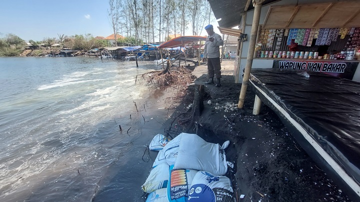 BERBAHAYA: Akibat dihantam gelombang setiap hari, sejumlah warung di Pantai Cemara, Dusun Getem, Desa Mojomulyo, Kecamatan Puger semakin terkikis.
