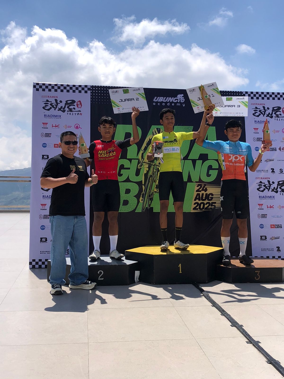 UNJUK GIGI: Atlet balap sepeda Jember Ghaffaar Raffi Al Af Ghani (kiri) rebut medali perak pada ajang nasional bertajuk Race Raja Gunung Bali, Minggu (24/8).