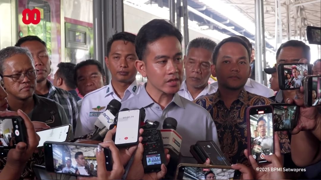 BERKUMPUL : Wapres Gibran Rakabuming Raka memberikan kepada awak media (ig: Gibran)