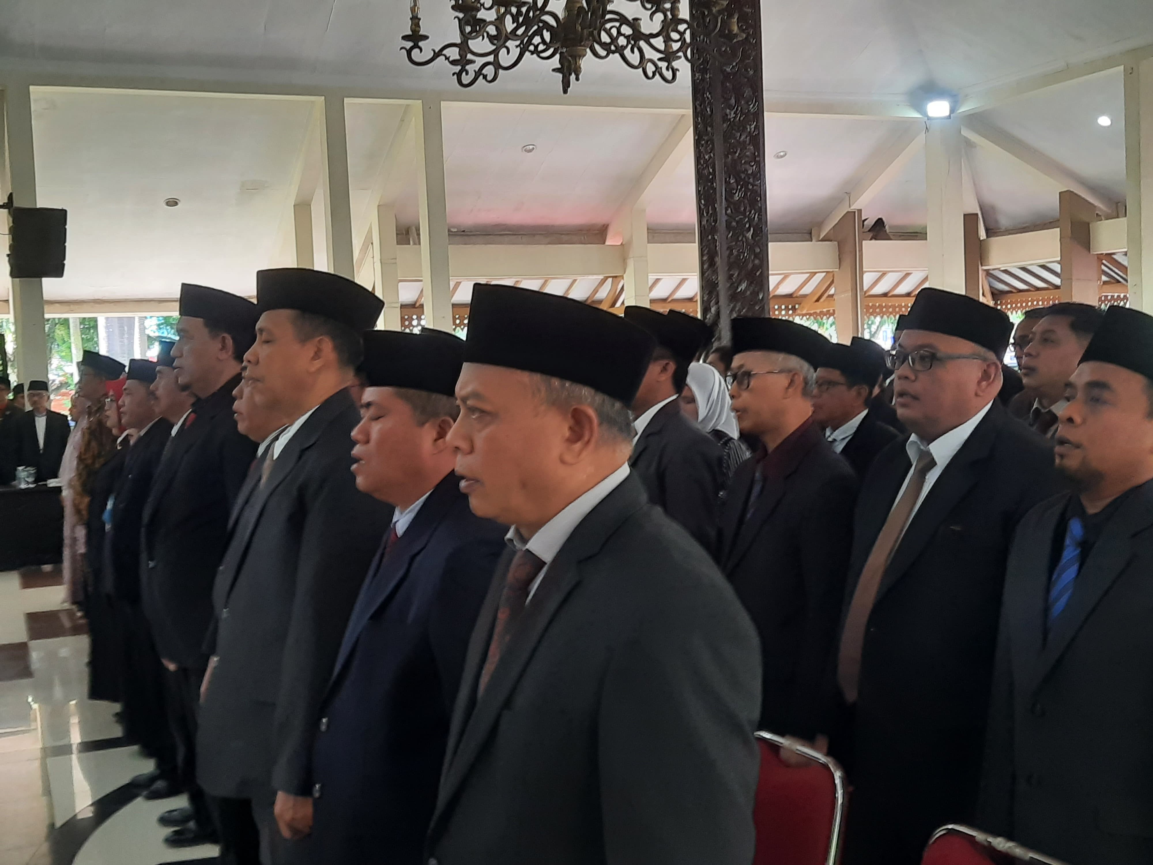 BERDIRI: sejumlah kepala OPD saat mengikuti kegiatan di pendapa bupati Bondowoso (FAQIH HUMAINI/RJ)