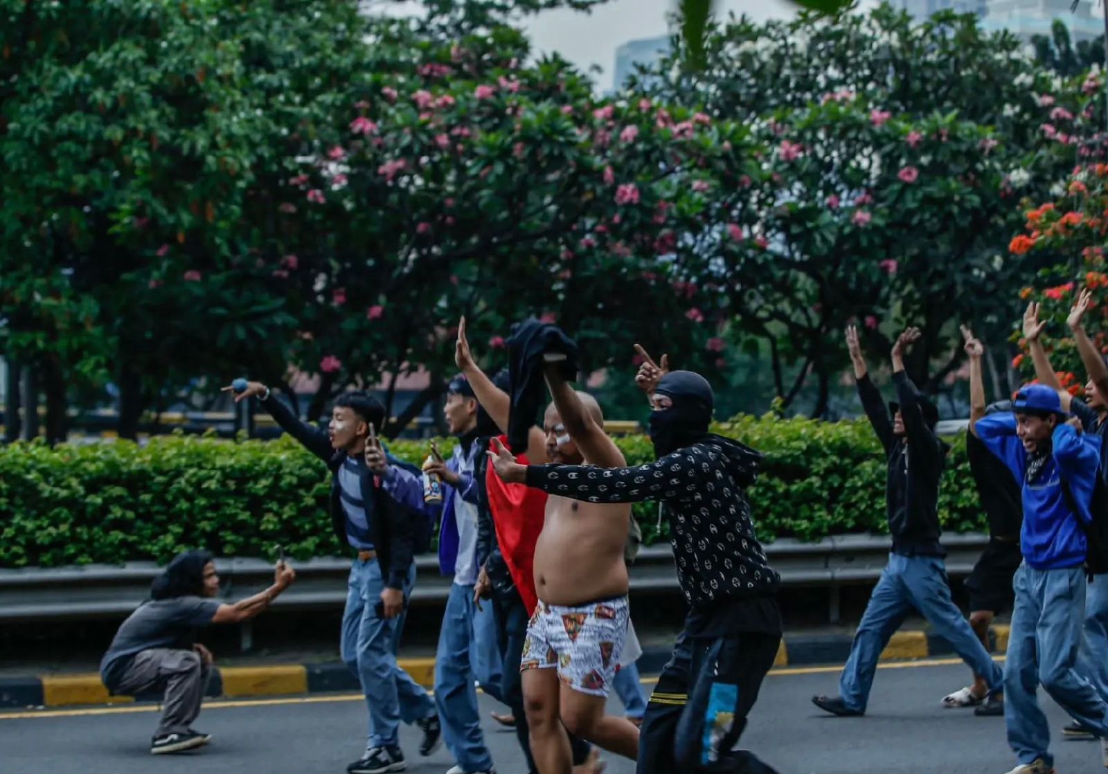 AKSI DEMO : Sejumlah massa aksi, termasuk Pascol, terlihat ikut dalam demonstrasi yang berlangsung di jalan protokol Jakarta.