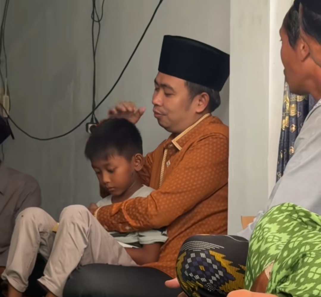 TAKZIAH: Bupati Jember Muhammad Fawait di kediaman keluarga Luluk Ul Karomah, warga Sumberbaru, (26/8). Luluk merupakan ibu yang meninggal dunia saat proses persalinan, Kamis malam (14/8).