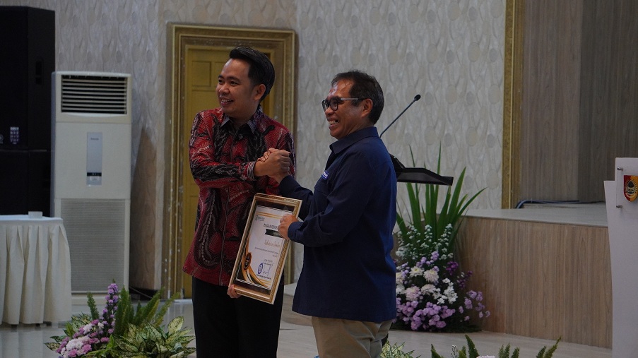 TERUS DITINGKATKAN: Bupati Jember Muhammad Fawait menerima piagam keberhasilan mendapatkan UHC Prioritas dari BPJS Kesehatan pada awal April 2025.  &nbsp;