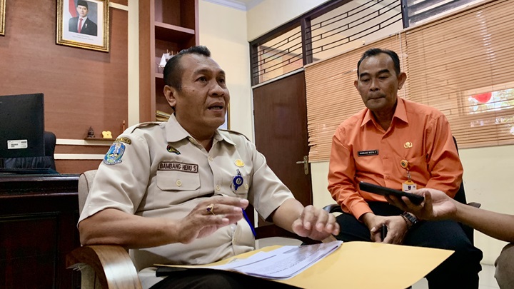 BERI KETERANGAN: Kepala UPT Pengelolaan Pendapatan Daerah (PPD) Bondowoso, Bambang Heru Suwanto menjelaskan opsen sharing kepada sejumlah awak media.