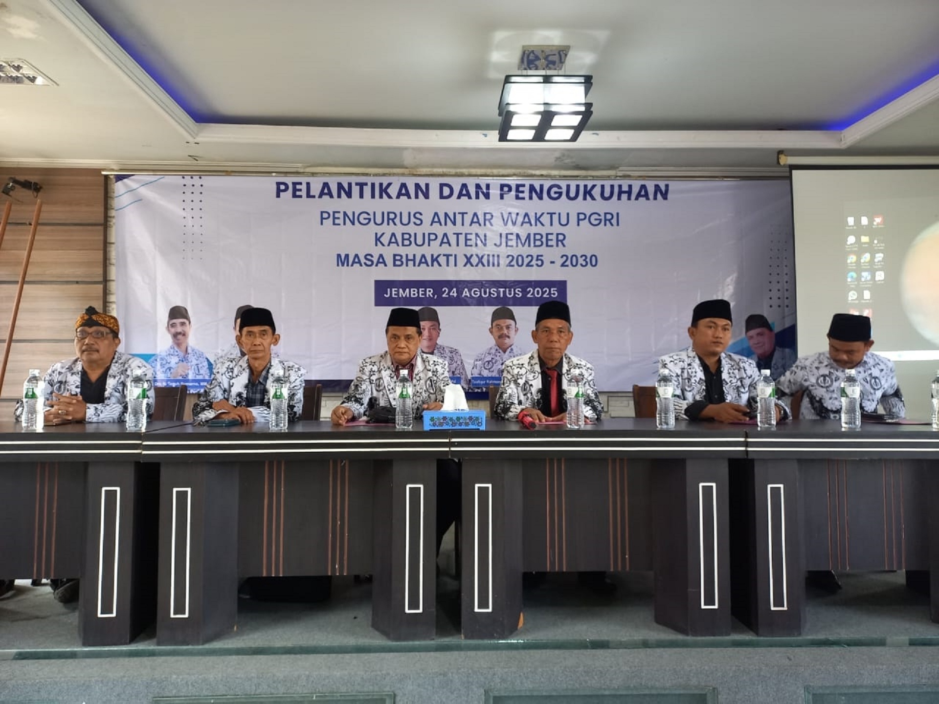 NAHKODA BARU: M Abror Budianto (dua dari kanan) yang dilantik sebagai Ketua PGRI Jember, di Hotel Green Hills Rembangan Jember, Minggu (24/8).